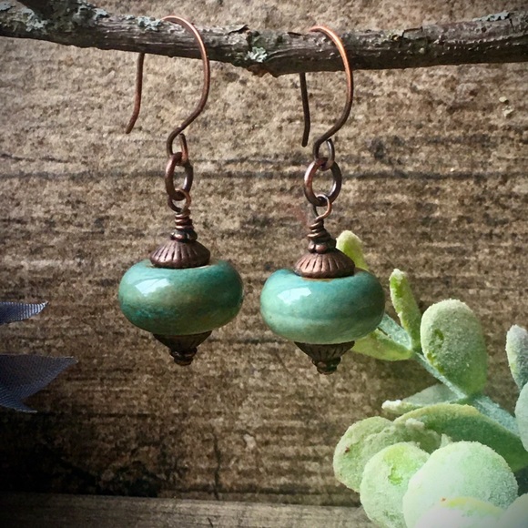 Green copper ceramic bead dangle drop earrings - Picture 3 of 5